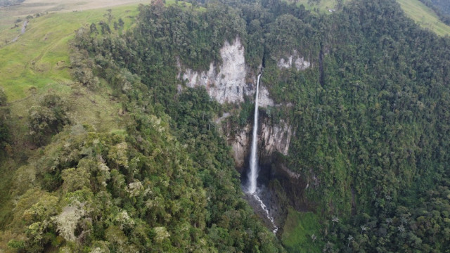 Video: ¿la geotermia puede 'alborotar' el volcán Nevado del Ruiz? Un experto de la Chec tumba mitos en Caldas Toma aérea de la cascada Nereidas, que alberga en su borde fuentes termales.