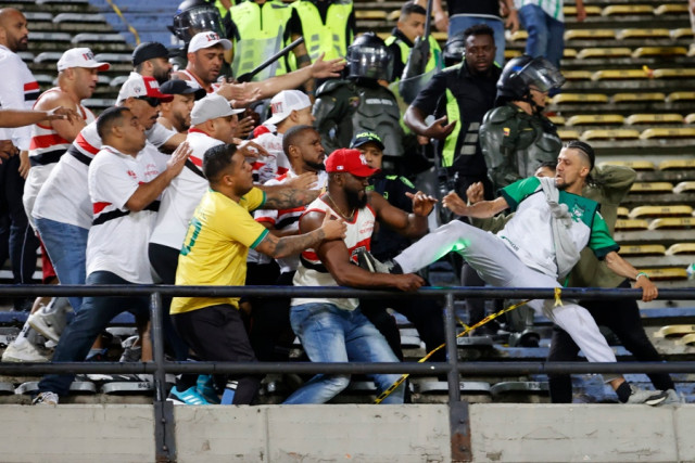 Un hincha (d) de Nacional se enfrenta a hinchas de Sao Paulo este martes, luego del partido de los octavos de final de la Copa Libertadores entre Atlético Nacional y Sao Paulo en el estadio Atanasio Girardot en Medellín (Colombia). Un hincha (d) de Nacional se enfrenta a hinchas de Sao Paulo este martes, luego del partido de los octavos de final de la Copa Libertadores entre Atlético Nacional y Sao Paulo en el estadio Atanasio Girardot en Medellín (Colombia).