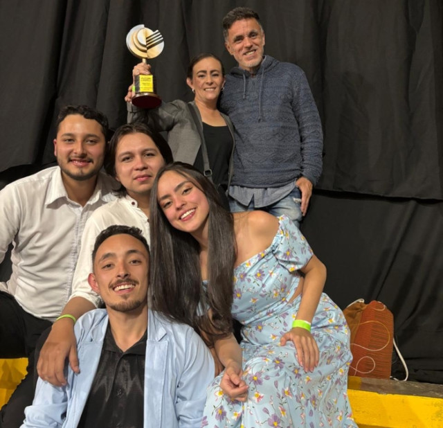 El Dueto Prisma en compañía de sus padres Ana Teresa Quintero y Javier Serna.