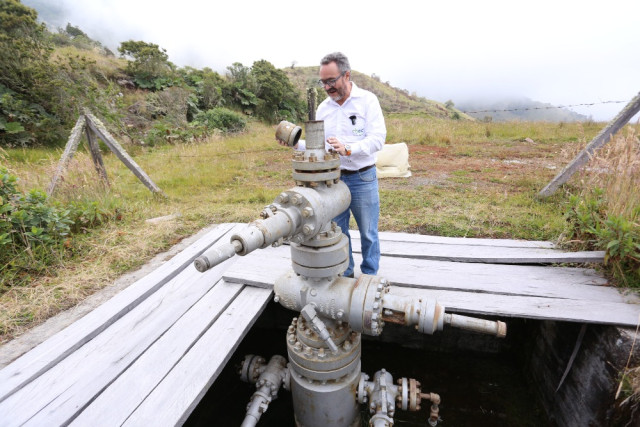 La perforación de 1997 en el valle de Nereidas alcanzó 1.469 metros de profundidad. Esta es la válvula cerrada. Julián López, coordinador del proyecto geotérmico en el valle de Nereidas, muestra los tres niveles del “árbol de Navidad”, como llaman a la válvula del punto perforado.
