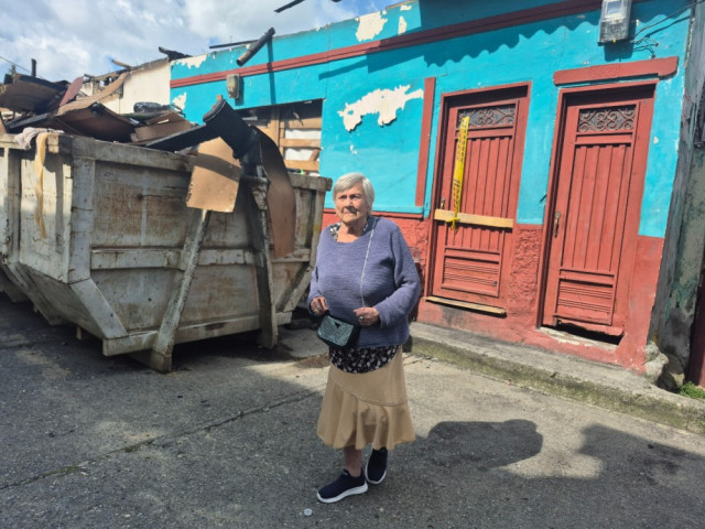 Ruby, de 92 años, vivía en una de las casas afectadas. Hoy depende de la ayuda de sus familiares y pide la solidaridad de los manizaleños.
