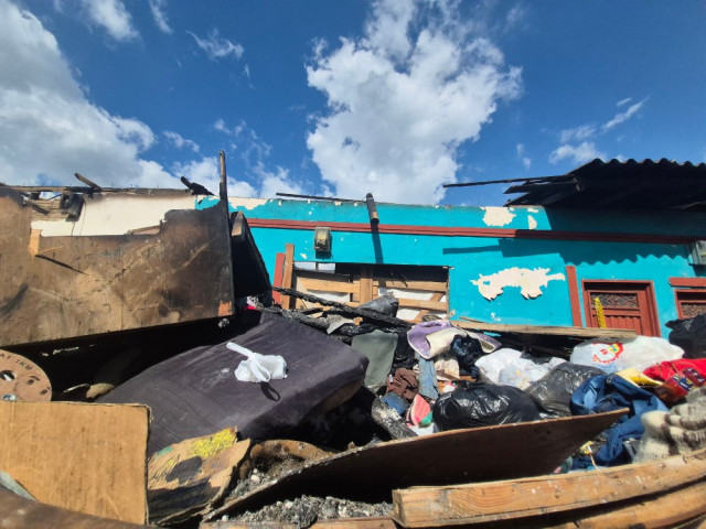 Las viviendas quedaron completamente destruidas. Las familias piden ayuda urgente para reconstruir lo perdido.