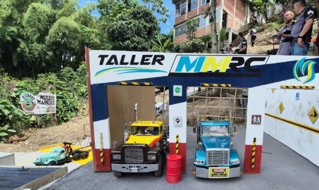 Camiones personalizados: chivas, compactadores, tractomulas Mack.