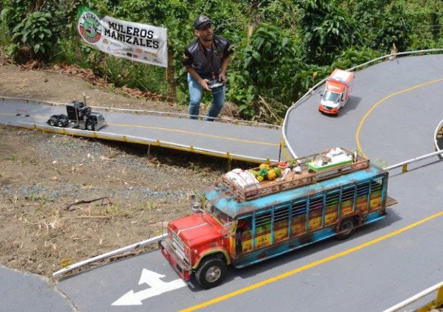 Camiones de radiocontrol hechos a mano, con humo, luces, pitos y hasta chivas cargadas de plátanos y café. 