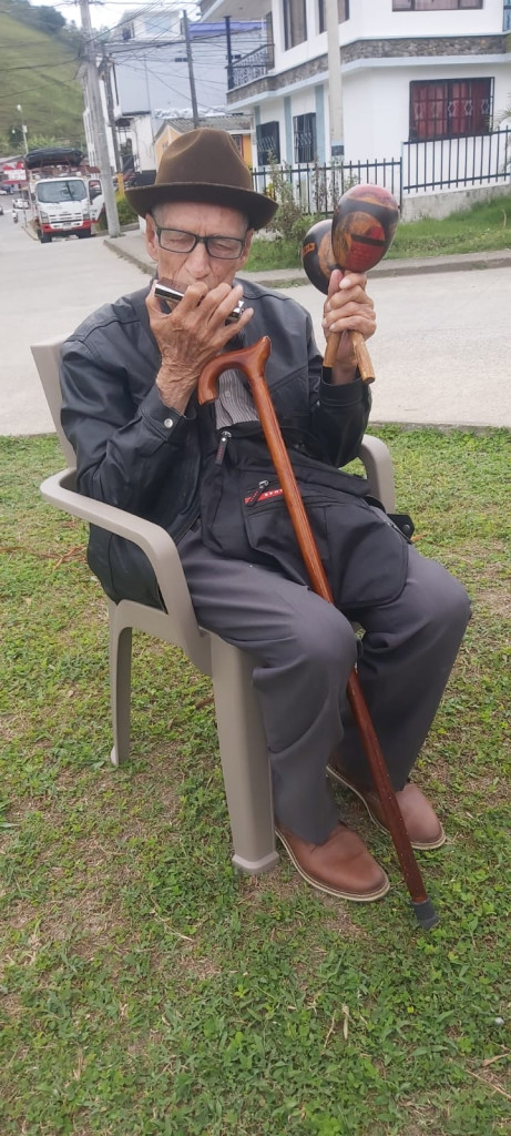Con 101años cumplidos, el neirano Luis Evelio Loaiza se entretiene tocando la dulzaina y las maracas.