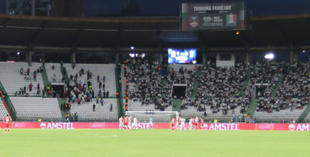 Así terminó el partido. Los hinchas de Once Caldas y Huracán separados por la logística y la Policía. Así terminó el partido. Los hinchas de Once Caldas y Huracán separados por la logística y la Policía.
