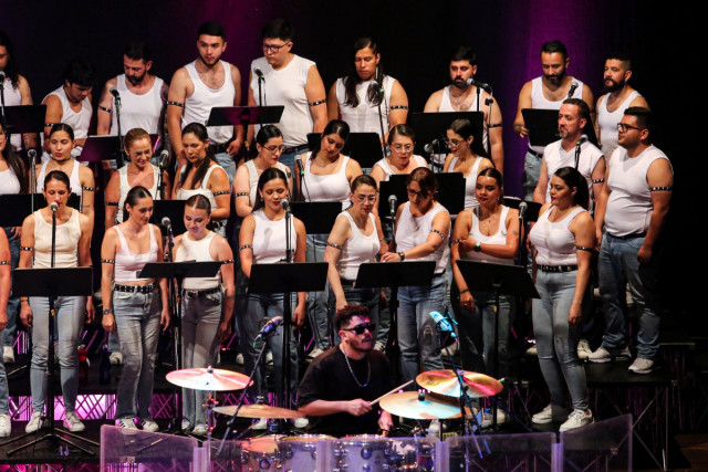 80 coristas de la Coral Brahms se sumaron a los ocho intérpretes de 'Ópera Queen'.