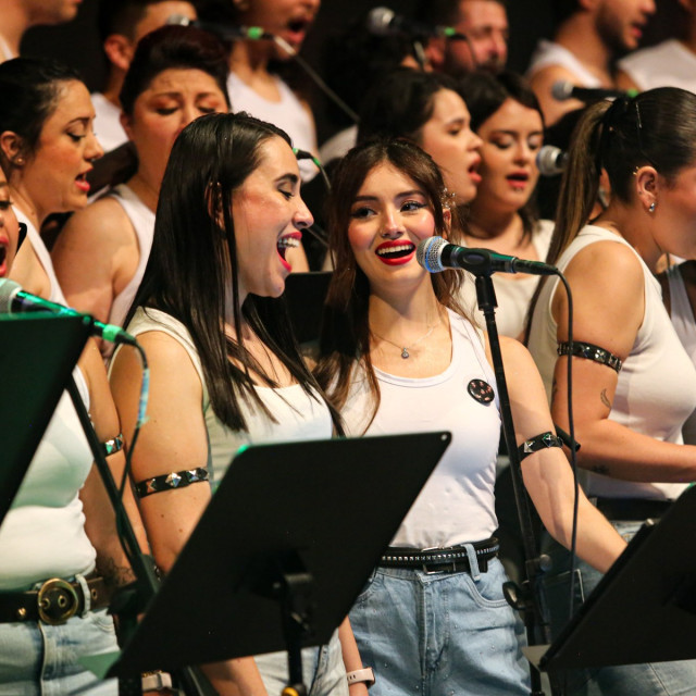 La rigidez se rompió con 'Don't Stop Me Now', cuando asistentes al concierto empezaron a ponerse de pie.