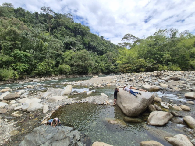Asdrúbal Clavijo García disfruta de un baño junto con su familia en el punto donde el río Tasajos desemboca en el río La Miel.