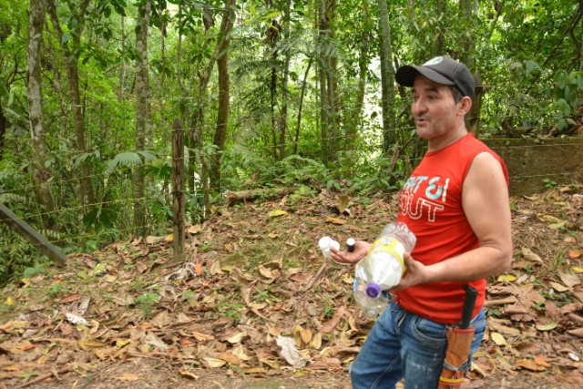 Un aviso de la Alcaldía de Samaná e Isagén recuerda a los visitantes llevar de regreso sus residuos, no cortar la flora, respetar las áreas protegidas y apagar las hogueras antes de abandonar el lugar. Fabio Cardona, representante de turismo de la vereda Los Encuentros, recoge la basura dejada por turistas sin conciencia ambiental mientras ejerce como guía.