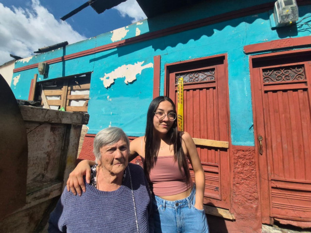 Ruby, de 92 años, vivía en una de las casas afectadas. Hoy depende de la ayuda de sus familiares y pide la solidaridad de los manizaleños.