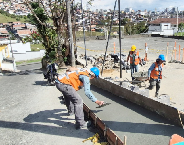 En San Cayetano construyen gradas para la comodidad de las personas. La comunidad les pide a las autoridades estar atentas al consumo de vicio.