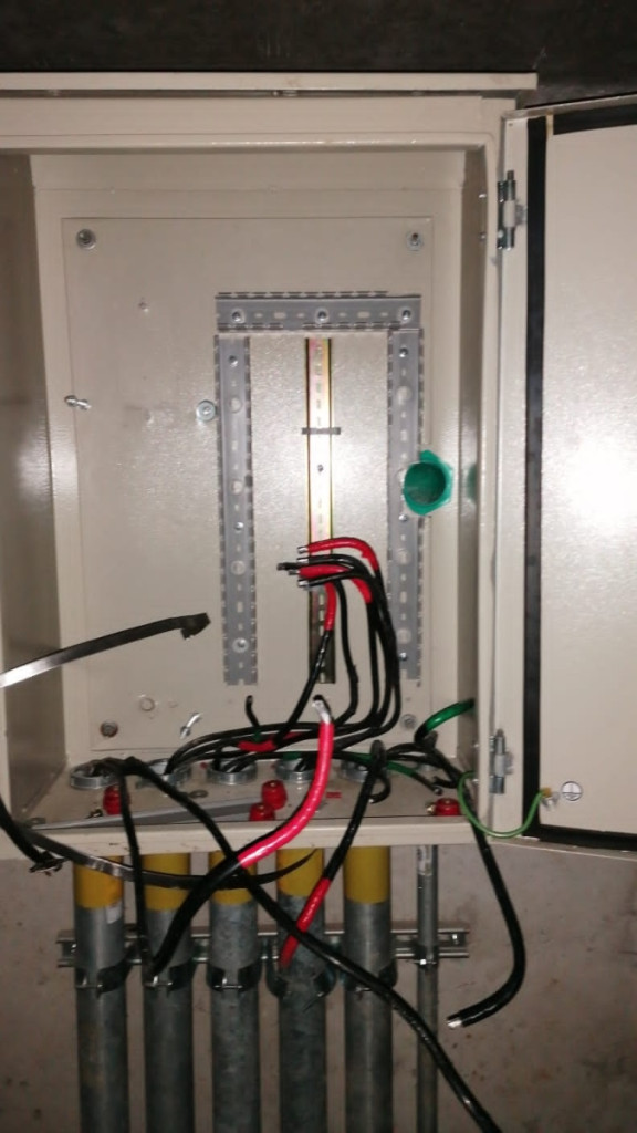 Así quedó el cableado del alumbrado público en el intercambiador vial Los Cedros tras vandalismo. El robo de cables ha ocurrido varias veces en la zona, según el Invama.