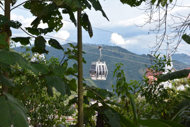 Video en las alturas: ponen a prueba la nueva línea del cable aéreo en Manizales, la obra tendría una adición El 8 de mayo de este 2025 se iniciaron las pruebas del sistema de la línea 3 del cable aéreo. Consistieron en los primeros giros del cable y la validación de puntos críticos de gálibos y retiros. También se ensayaron los componentes.