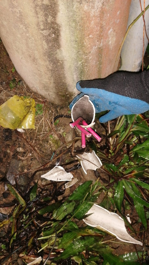 Así quedó el cableado del alumbrado público en el intercambiador vial Los Cedros tras vandalismo. El robo de cables ha ocurrido varias veces en la zona, según el Invama.
