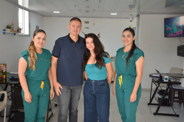 Jorge Valencia y su esposa, Amparo Ramírez, en la sede de salud con Yenny Valencia y Tatiana Restrepo, integrantes de la Fundación.