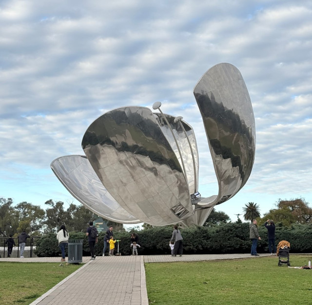 Escultura metálica de La Floralis Genérica realizada por el arquitecto argentino Eduardo Catalano.