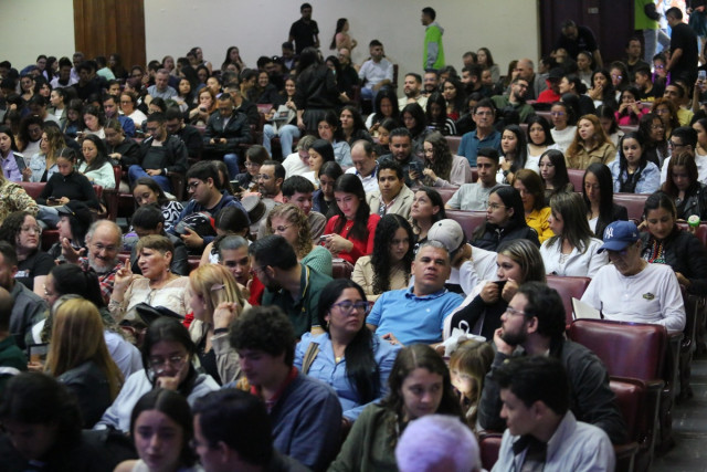 Video: la fiebre por Mario Mendoza se toma la Universidad de Caldas, así reciben al escritor en Manizales El Teatro 8 de Junio se llenó de libros que esperan la firma de Mario Mendoza.