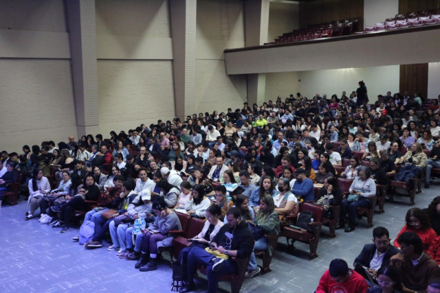 Video: la fiebre por Mario Mendoza se toma la Universidad de Caldas, así reciben al escritor en Manizales Alrededor de 500 personas asistieron a la presentación del libro Vírgenes y toxicómanos, de Mario Mendoza.