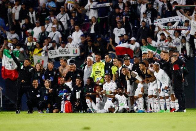 Alrededor de 4 mil hinchas acompañaron al Once Caldas en el estadio Banco Guayaquil de Quito (Ecuador). Luego de la victoria 0-2 ante Independiente del Valle con doblete de Dayro Moreno, el equipo posó para la foto con su afición. Alrededor de 4 mil hinchas acompañaron al Once Caldas en el estadio Banco Guayaquil de Quito (Ecuador). Luego de la victoria 0-2 ante Independiente del Valle con doblete de Dayro Moreno, el equipo posó para la foto con su afición.