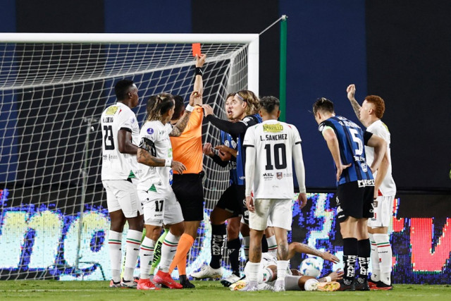 Mateo Carabajal, de Independiente del Valle, fue expulsado por un codazo impactó en la cabeza de Jéider Riquett. El defensor albo salió en camilla y sangrando.