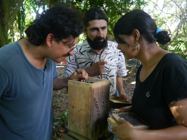 El biólogo Daniel Salazar Ríos es el creador de este proyecto de conservación ambiental. Lo acompañan los esposos Melisa Ayala y Mateo Jaramillo.