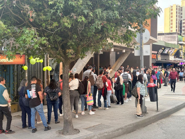 En la foto, la fila en la estación El Cable este lunes (29 de septiembre) a las 5:00 p. m.