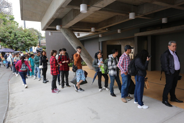 La estación El Cable suma dos días consecutivos con filas de pasajeros que se dirigían a Universidades, Fátima o Los Cámbulos y de ciudadanos que deseaban estrenar la obra.