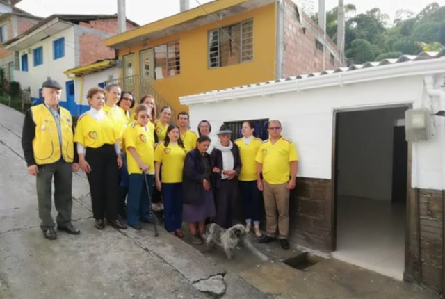 Han entregado dos viviendas a familias necesitadas en Neira.