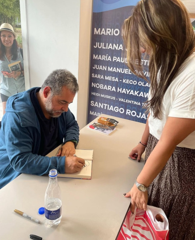 Juliana Gañán Sánchez con el escritor Mario Mendoza en la Feria del Libro de Pereira del 2024. Juliana Gañán Sánchez con el escritor Mario Mendoza en la Feria del Libro de Pereira del 2024.