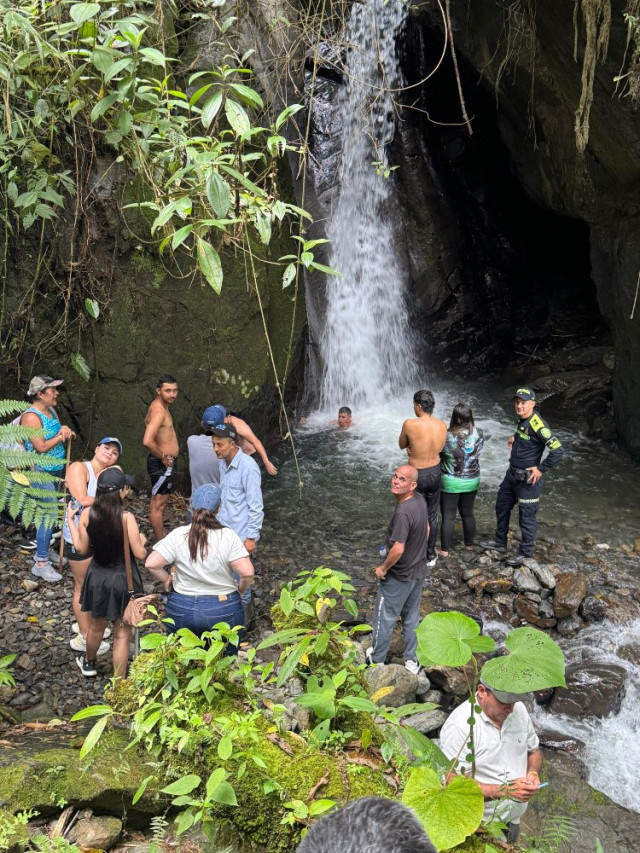 Subintendente Jorge Luis Rueda Mejía, policía de turismo que acompaña a visitantes y promueve el respeto por la riqueza natural y cultural del municipio. En  la imagen en la Cascada del Popal.
