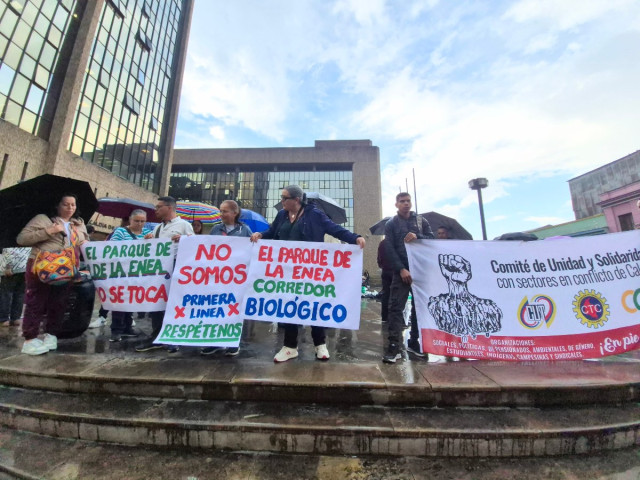 10 mil metros de polémica: una construcción en Manizales enfrenta a defensores y críticos | Al Frente de Obra En la tarde del miércoles (15 de octubre), hubo una protesta en contra de la obra del parque de las Mascotas. Los opositores del proyecto se encontraron en la plazoleta de la Alcaldía de Manizales.