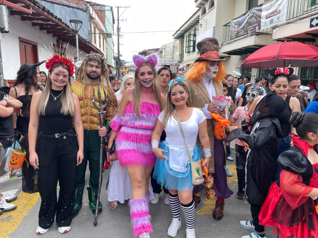 Empleados y padres de familia lucieron sus disfraces