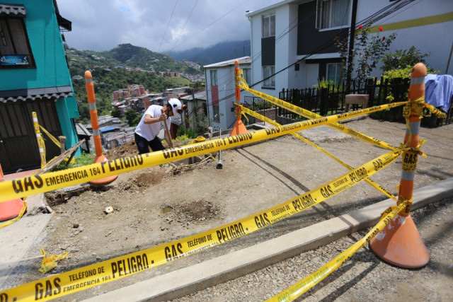 Cierran una vía en Manizales: se rompieron dos tubos de gas y agua en una obra, ya mitigan riesgos En la mañana de este jueves (2 de octubre) se reportó el daño de un tubo de gas y otro de agua en el barrio San Jorge. Ya atienden la situación. La vía se cerró.