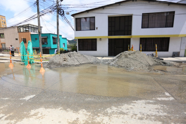 Cierran una vía en Manizales: se rompieron dos tubos de gas y agua en una obra, ya mitigan riesgos En la mañana de este jueves (2 de octubre) se reportó el daño de un tubo de gas y otro de agua en el barrio San Jorge. Ya atienden la situación. La vía se cerró.