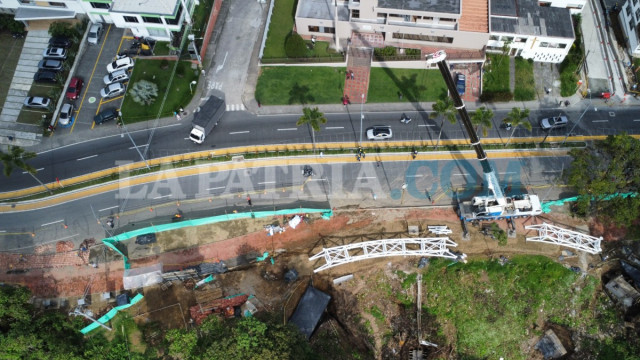 Video: puente a domicilio, llegó a Manizales la nueva estructura de 56 metros y 40 toneladas, así se ve La estructura metálica del puente de cristal del bulevar de Chipre llegó a Manizales.