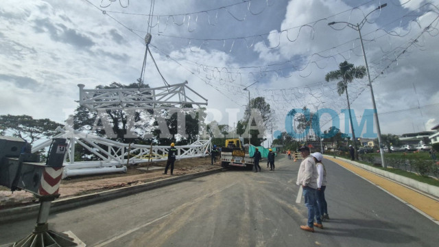Video: puente a domicilio, llegó a Manizales la nueva estructura de 56 metros y 40 toneladas, así se ve La estructura metálica del puente de cristal del bulevar de Chipre llegó a Manizales.