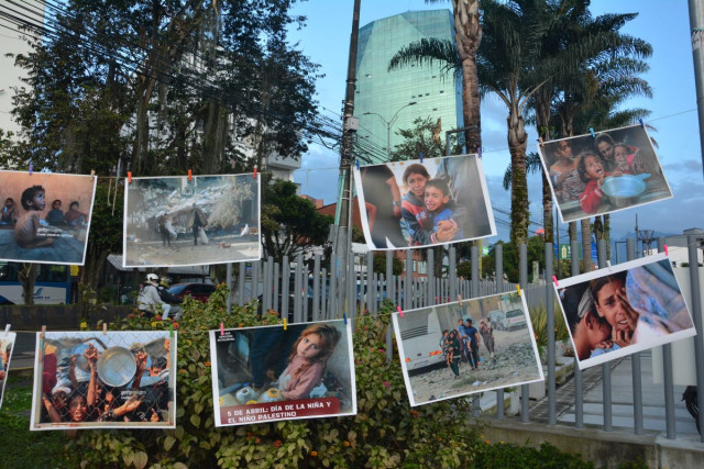 Video: plantón en Manizales, con banderas de Palestina arropan una plazoleta, se reúnen decenas de ciudadanos Con fotos se pusieron en evidencia la precariedad y la zozobra con la que se vive en Gaza.