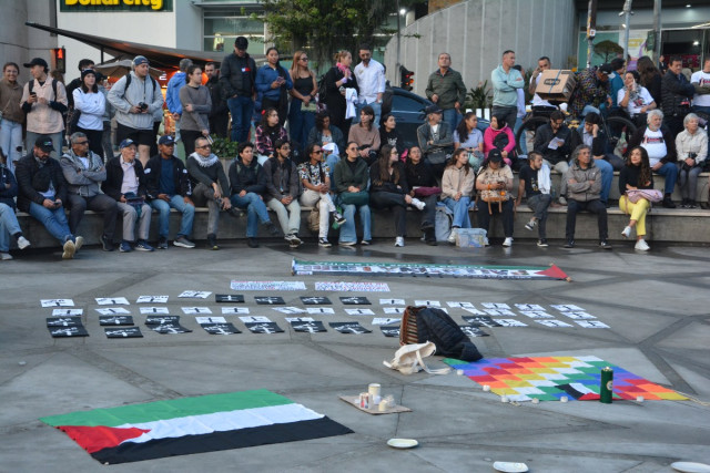 Video: plantón en Manizales, con banderas de Palestina arropan una plazoleta, se reúnen decenas de ciudadanos Encuentro cultural en El Cable en solidaridas con el pueblo palestino.