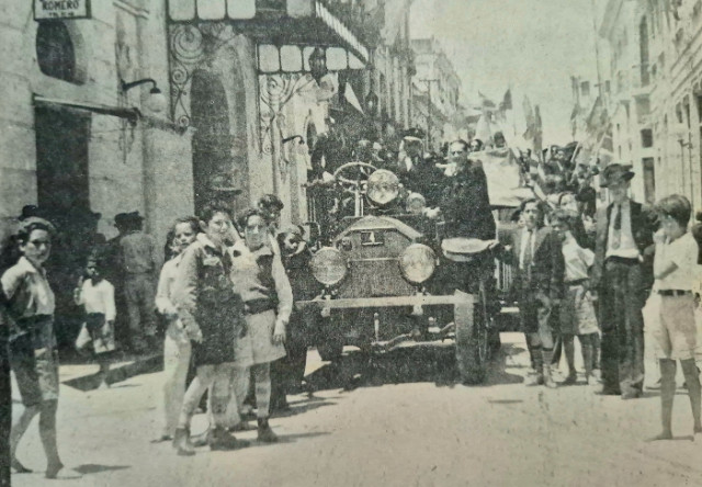 El primer carro de bomberos que llegó a Manizales. Imagen publicada en la edición especial del cumpleaños número 50 del periódico LA PATRIA en el año 1971.