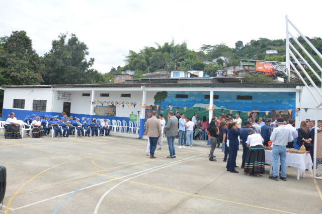 Durante la reapertura de la cancha de El Arenillo hubo una presentación de danza.