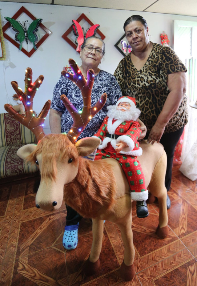 Junto a su hija Claudia Marcela Cano Jaramillo y un reno que ella arregló y rediseñó.
