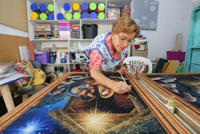 María Elena Manrique pule los detalles de su cuadro de pesebre navideño.