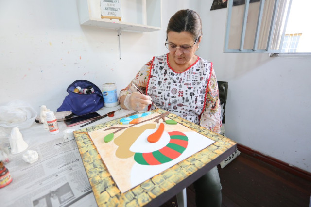 Angélica Restrepo trabaja en su cuadro de un muñeco de nieve.