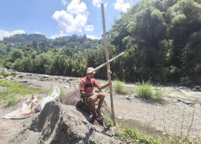 Albeiro Castrillón observa el cauce del río Chinchiná. Allí perdió a su esposa y a varios vecinos en la noche del 13 de noviembre de 1985.