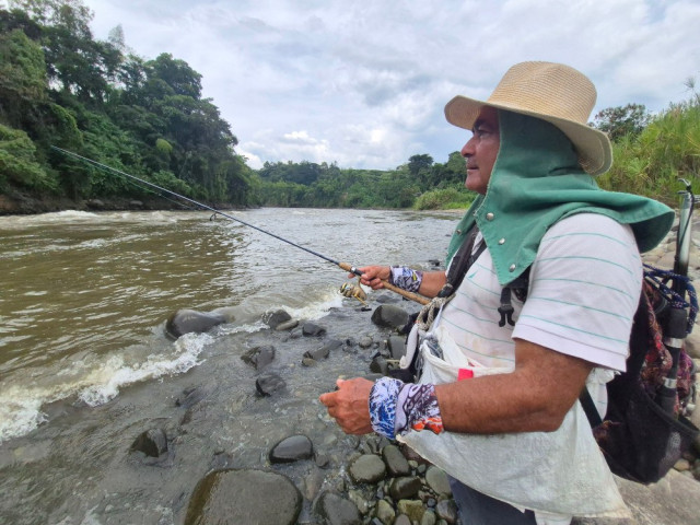 Luis Alfonso Trejos, pescador de Arauca, baja con frecuencia hasta las ruinas del puente y ha visto cómo, durante cuatro décadas, la estructura ha sido desvalijada por el tiempo y por los dueños de lo ajeno.