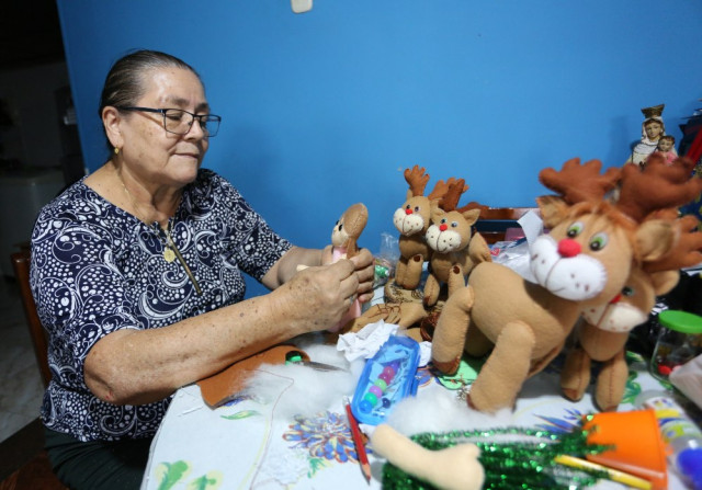 Actualmente está trabajando en un pesebre con muñecos rellenos de algodón sintético.
