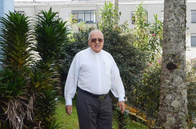 Otro gesto que caracteriza la entrega del padre Fernán Llano Ruiz es la costumbre que tiene de visitar con regularidad a sacerdotes enfermos o ancianos. &quot;Como decía san Juan de la Cruz, 'en la tarde de la vida vamos a ser examinados en el amor' y es precisamente el amor y el servicio al prójimo de lo que tenemos que dar cuentas cuando el Señor nos llame a su presencia&quot;, explica.