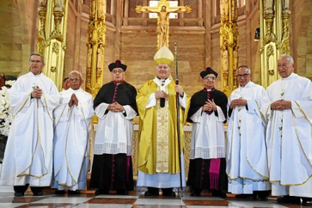 El 28 de enero del 2023, el arzobispo de Manizales, monseñor José Miguel Gómez, inscribió a los sacerdotes Efraín Castaño y Fernán Llano al Cabildo Metropolitano de la Arquidiócesis &quot;por su destacada doctrina e integridad de vida y por haber desempeñado meritoriamente su ministerio&quot;. Al convertirse en canónigos, estos presbíteros también reciben el tratamiento de 'monseñor'.