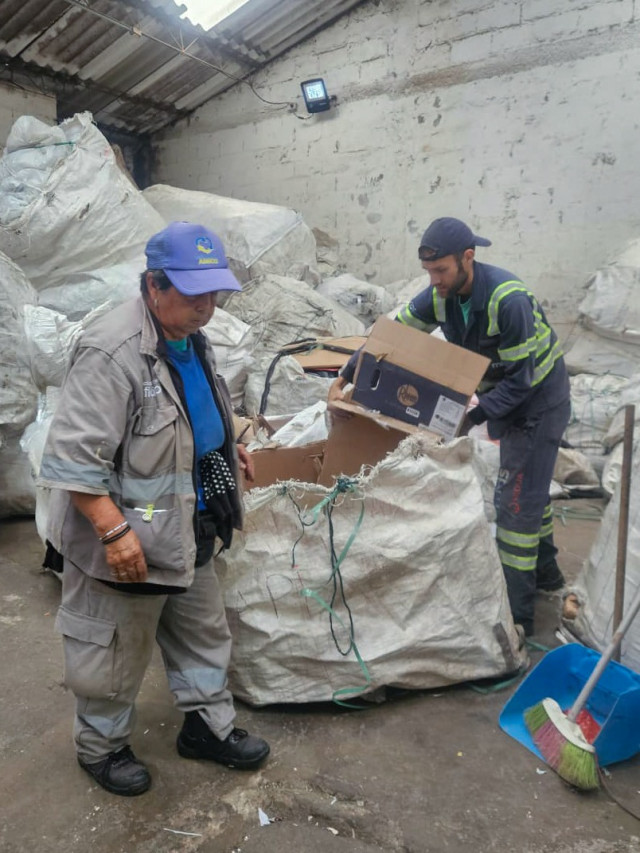 Ana paga 20 mil pesos a cualquiera que le ayude a subir el material al centro de acoplo